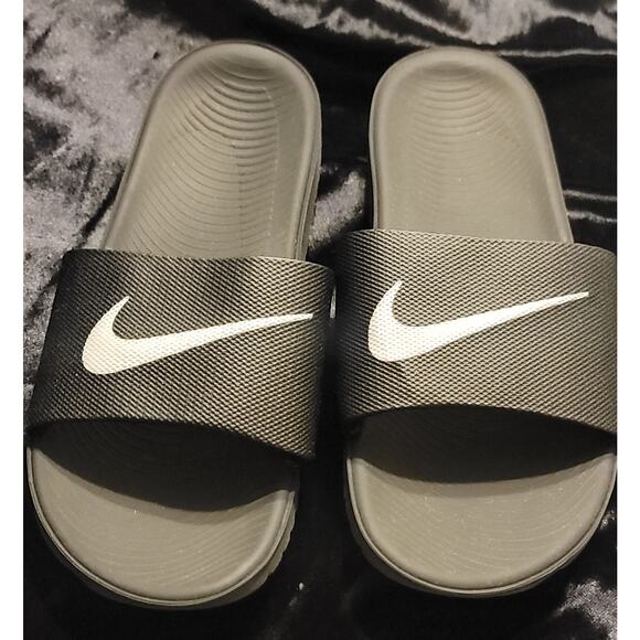 Kids Nike Black And White Kawa Slides Slip On Size 7 Youth Sandals - Picture 1 of 6